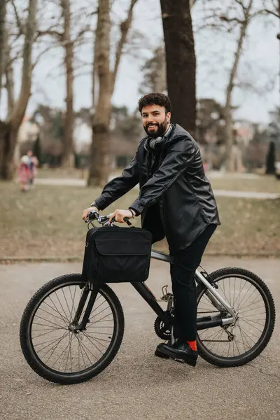 Красивый Бородатый Бизнесмен Наушниками Работает Дистанционно Катаясь Велосипеде Городском Парке — стоковое фото