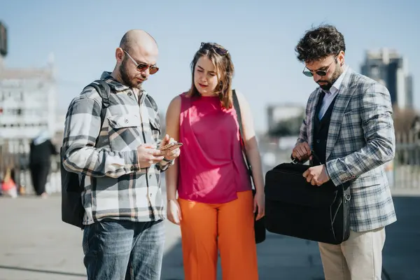 Trójka Młodych Przedsiębiorców Bierze Udział Ukierunkowanym Spotkaniu Świeżym Powietrzu Mieście — Zdjęcie stockowe