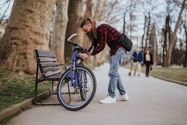 Aktif Sakallı Yetişkin Yayalarla Çevrili Kalabalık Bir Şehir Parkında Bisikletini — Stok fotoğraf