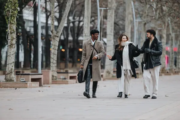 Eine Gruppe Junger Enthusiastischer Unternehmer Diskutiert Lebhaft Während Eines Spaziergangs — Stockfoto