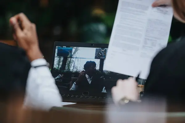 Konzentrierte Multiethnische Geschäftsprofis Die Kollaborativ Arbeiten Während Sie Einen Laptop — Stockfoto