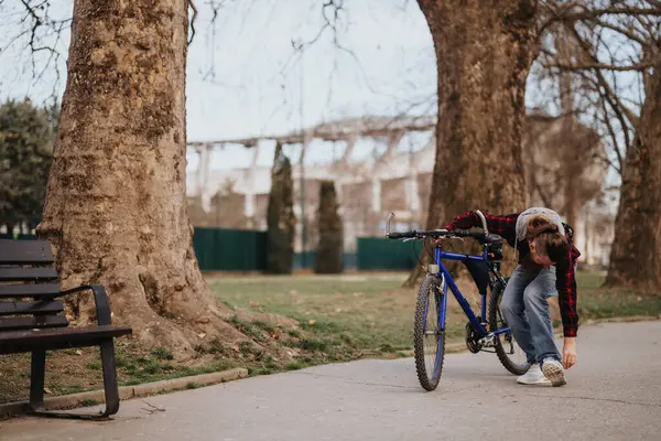 Şehir Parkında Uzaktan Çalışan Profesyonel Bir Işadamı Ayakkabılarını Bisikletinin Yanına — Stok fotoğraf