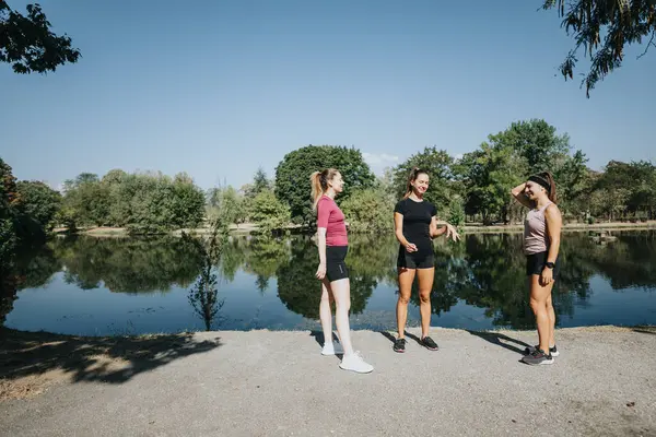 Eine Gruppe Fitter Mädchen Genießt Outdoor Aktivitäten Stadtpark — Stockfoto