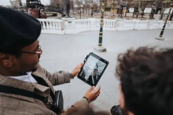 Jovens Empreendedores Usando Tablet Para Negócios Paisagem Urbana — Fotografia de Stock
