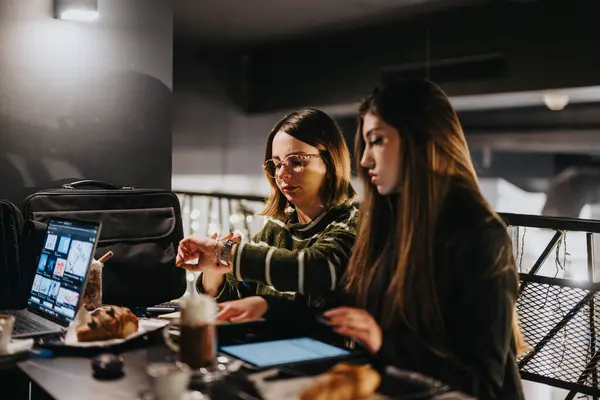 Zwei Frauen Arbeiten Gemeinsam Einem Projekt Einem Gemütlichen Abendcafé — Stockfoto