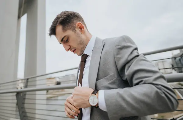 Νέοι Άνδρες Επιχειρηματίας Ένα Κοστούμι Κάνει Προσαρμογές Στην Ενδυμασία Του — Φωτογραφία Αρχείου