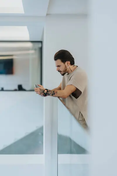 Trendy Young Male Beard Tattoos Focused His Smart Phone While — Stock Photo, Image