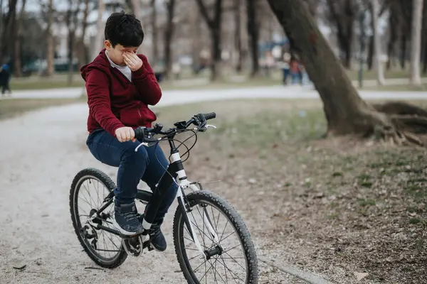若い男の子は公園で自転車に乗って楽しんで 屋外で喜びとアクティブな子供時代の瞬間を示しています — ストック写真