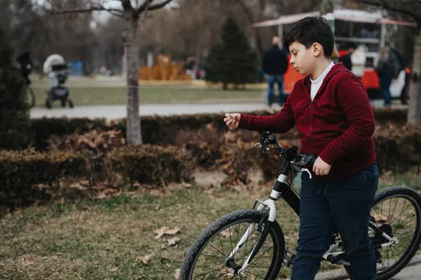 一个快乐的小孩在公园里骑自行车 在户外表达着自由和积极的生活方式 — 图库照片