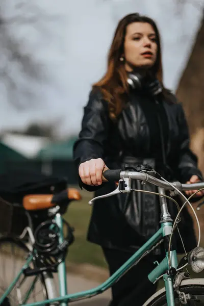 Femme Élégante Tenue Affaires Avec Son Vélo Dans Parc Ville — Photo
