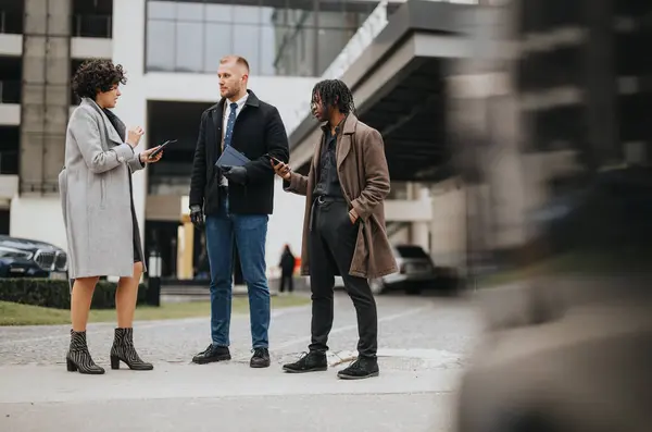 Genç Çok Irklı Adamı Modern Bir Binanın Dışında Sohbet Ediyorlar — Stok fotoğraf