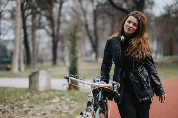 Ritratto Una Donna Affari Sicura Che Cammina Con Bicicletta Parco — Foto Stock