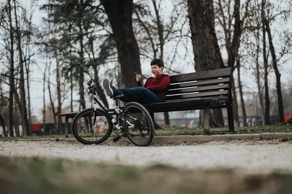 Glad Ung Pojke Tar Paus Bänk Parken Med Sin Cykel — Stockfoto
