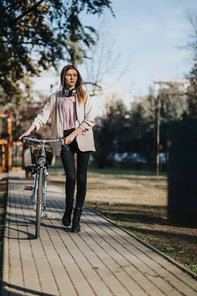 Élégante Jeune Adulte Avec Son Vélo Par Une Journée Ensoleillée — Photo