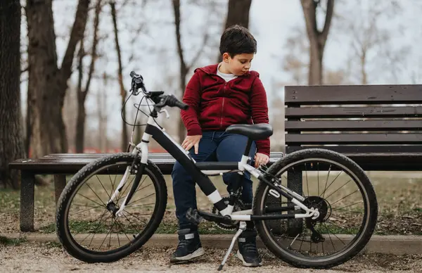 Contemplative Young Individual Rests Bench Bicycle Surrounded Tranquility Leafy Park — Stock Photo, Image
