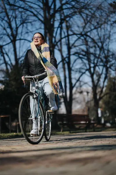Radosna Kobieta Ciesząca Się Słonecznym Dniem Przejażdżce Rowerem Parku — Zdjęcie stockowe