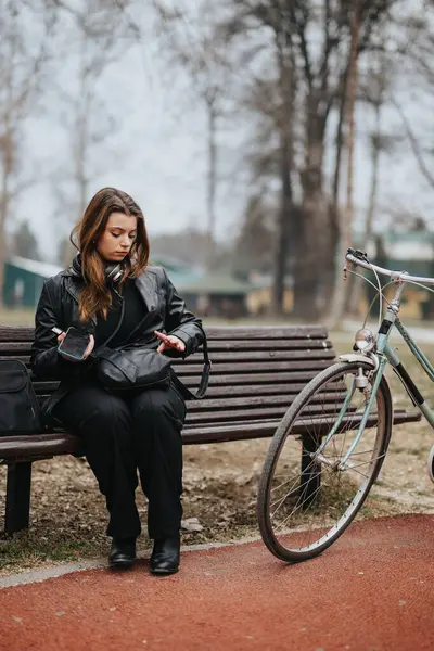 彼女のバイクで屋外で休憩を取るエレガントなビジネス衣装に自信と魅力的な若い女性 — ストック写真