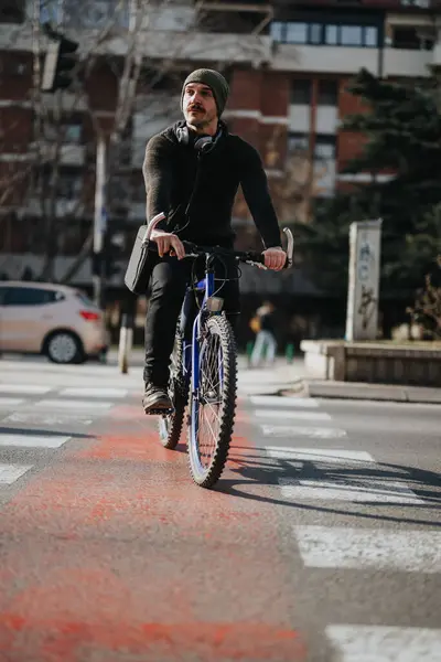 Stylish Man Bicycle Headphones Crossing Street Urban Setting Showcasing Active — Stock Photo, Image