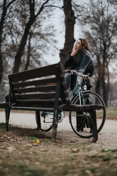 Şık Genç Kadını Bisikletinin Yanındaki Bankta Özgüven Zarafet Saçarak Düşünceli — Stok fotoğraf
