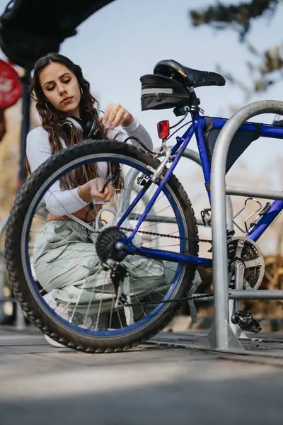 Eine Junge Frau Konzentriert Sich Darauf Einem Stadtpark Eine Fahrradkette — Stockfoto