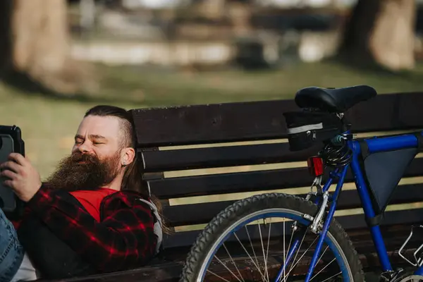 Ekose Gömlekli Sakallı Işadamı Şehir Ortamında Bisikletinin Yanındaki Bankta Dinlenirken — Stok fotoğraf