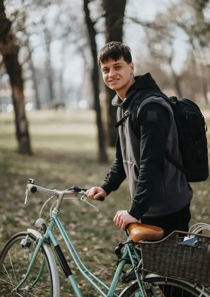 Zwykły Młody Człowiek Rowerem Parku Cieszący Się Słonecznym Dniem — Zdjęcie stockowe