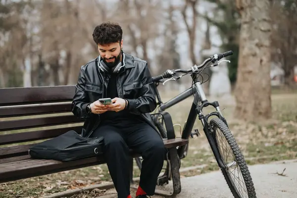 Sakin Park Ortamında Motorsikletin Yanında Cep Telefonu Kullanan Şehirli Profesyonel — Stok fotoğraf