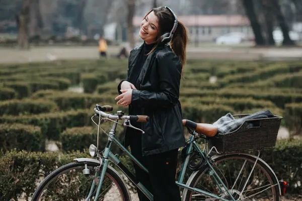 Jeune Femme Affaires Élégante Avec Une Pause Vélo Classique Dans — Photo