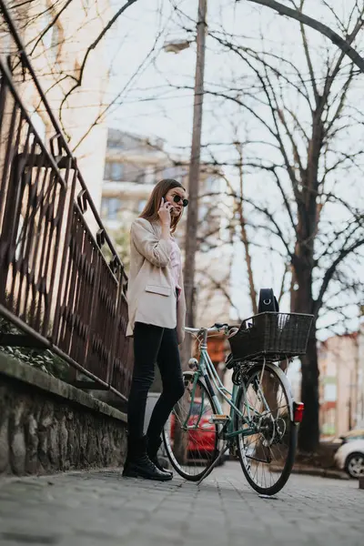 Şık Giyinmiş Bir Kadın Şehir Ortamında Antika Bir Bisikletin Yanında — Stok fotoğraf