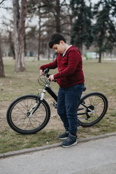 在绿地公园里骑自行车 让快乐的小孩保持活跃 — 图库照片
