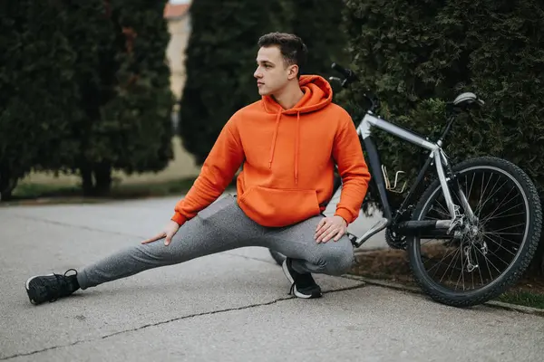 Young Adult Male Sportswear Stretches His Leg His Bicycle Park — Stock Photo, Image