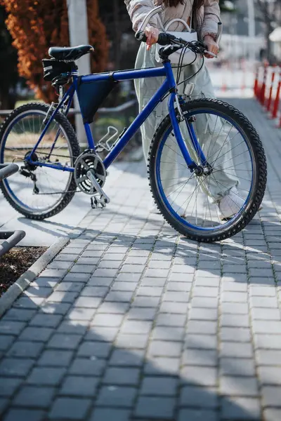 Close Uma Pessoa Irreconhecível Com Uma Bicicleta Uma Rua Pavimentada — Fotografia de Stock