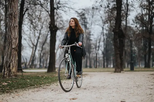 Elégante Jeune Femme Monte Vélo Vintage Dans Parc Émanant Confiance — Photo