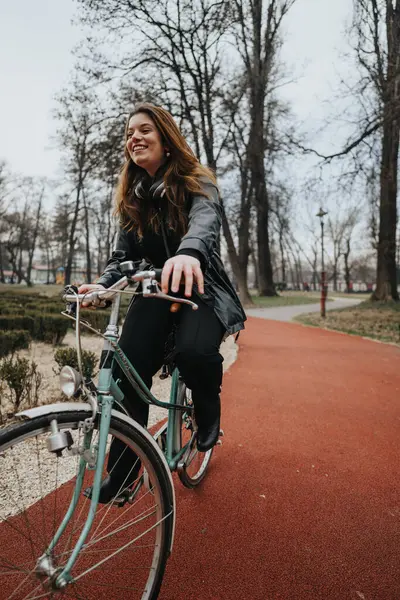 Una Joven Elegante Mujer Negocios Monta Bicicleta Entorno Parque Exudando — Foto de Stock