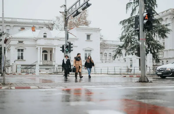 Giovani Professionisti Aziendali Che Affrontano Neve Sulla Strada Della Città — Foto Stock