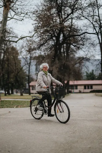 Mature Female Retiree Stays Healthy Active Cycling Quiet Park Embodying — Stock Photo, Image