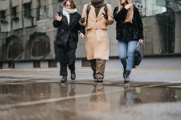 Kış Kıyafetleri Içinde Genç Arkadaşları Birlikte Yürür Karlı Bir Şehir — Stok fotoğraf