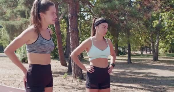 Dos Mujeres Atléticas Tomando Descanso Hacer Ejercicio Pie Una Pista — Vídeo de stock
