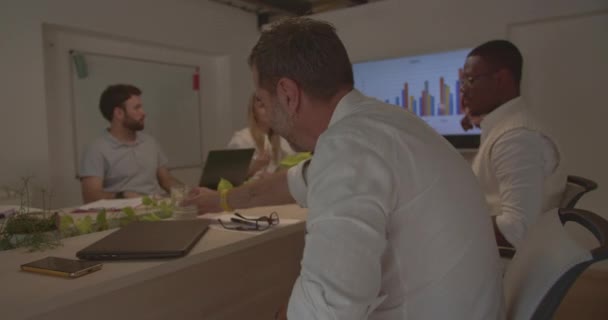 Senior Managerin Leitet Ein Treffen Ideen Für Wachstum Diskutieren Während — Stockvideo