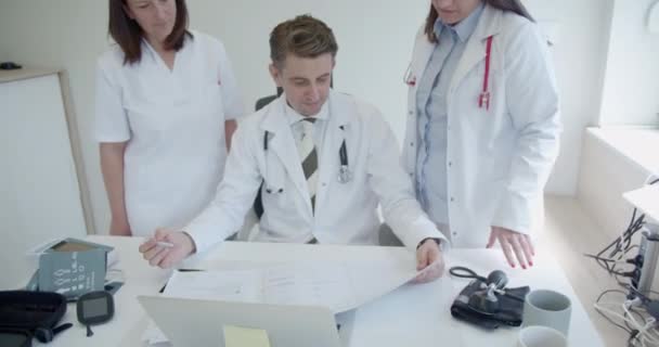 Τρεις Έμπειροι Γιατροί Άνδρες Και Γυναίκες Συζητούν Και Αναλύουν Ιατρικά — Αρχείο Βίντεο