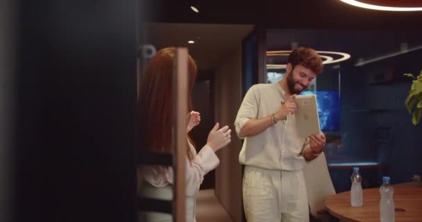 Yakışıklı Erkek Çalışan Işe Ara Veriyor Bayan Meslektaşıyla Eğleniyor Ofiste — Stok video