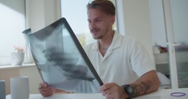 Ung Patient Läser Positiva Röntgenresultat Medan Han Väntar Sin Läkare — Stockvideo