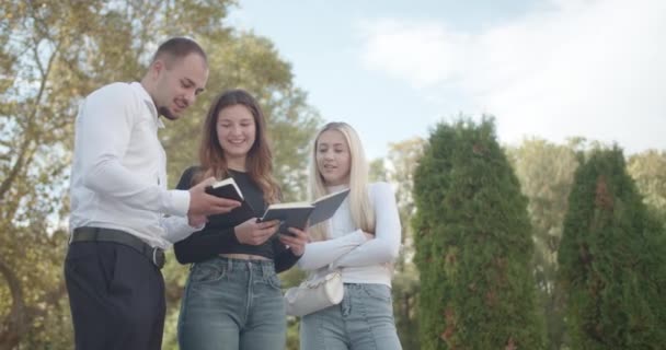 Skupina Mladých Lidí Pravděpodobně Studentů Živě Diskutuje Různých Tématech Venkovním — Stock video