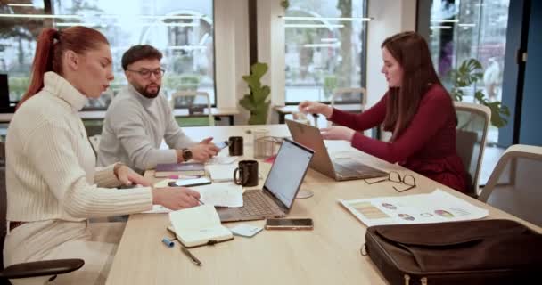 Орієнтовані Бізнес Колеги Співпрацюють Над Новим Проектом Документами Планами Ноутбуком — стокове відео