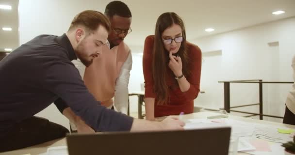 Multiracial Business Profis Arbeiten Late Night Projekttermin Strategien Für Unternehmenswachstum — Stockvideo