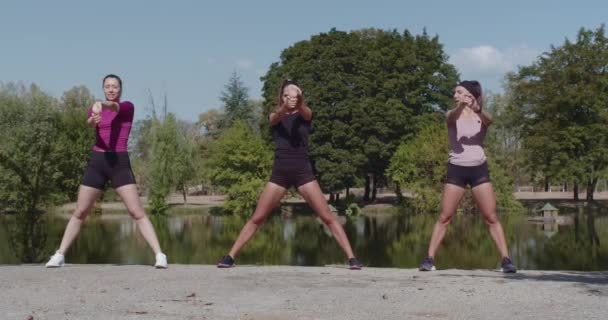 Trzy Sportowe Kobiety Ćwiczące Parku Wyciągające Ręce Fitness Świeżym Powietrzu — Wideo stockowe