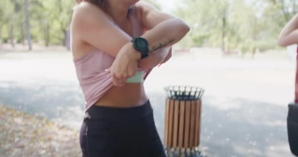 Zaostřená Žena Parku Mění Své Tričko Post Cvičení Předvádí Aktivní — Stock video
