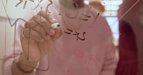 Eine Nahaufnahme Fängt Während Eines Gemeinsamen Brainstormings Eine Handschrift Auf — Stockvideo