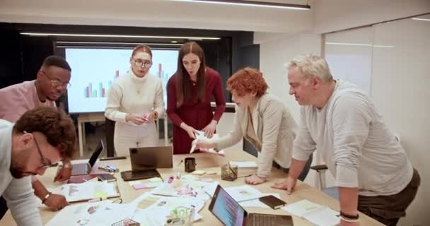 Multikulturní Skupina Lidí Zapojuje Týmového Setkání Kde Diskutuje Zprávách Analýzách — Stock video