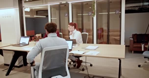 企业员工在一个现代化的办公室里讨论这个新项目 展示他们在工作方法上的协作和创新 — 图库视频影像